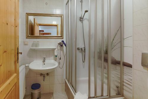 a bathroom with a shower and a sink at Landhotel & Brauhaus Prignitzer Hof in Pritzwalk