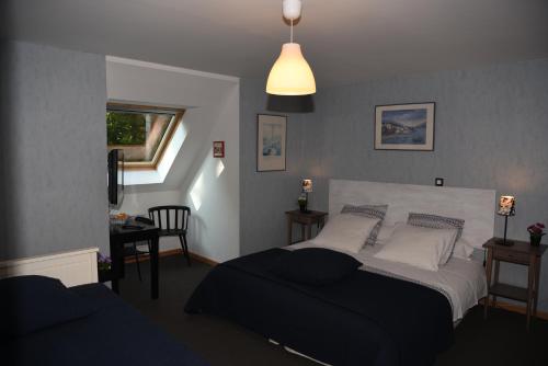 Un dormitorio con una gran cama blanca y una ventana en La Maison D'hôtes Du Mont Des Cats, en Godewaersvelde