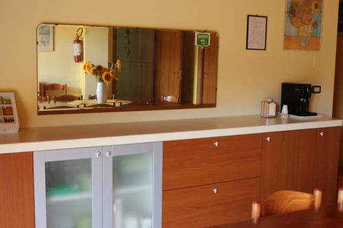 um grande espelho sobre um balcão num quarto em B&B Il Girasole em Agropoli