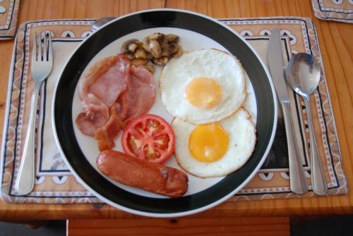 - un plateau de petit-déjeuner composé d'œufs, de saucisses et de bacon dans l'établissement Journey's Inn Africa Guest Lodge, à Kempton Park