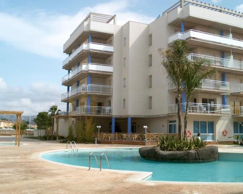 un edificio con piscina frente a un edificio en APCOSTAS - Port Canigo, en Roses