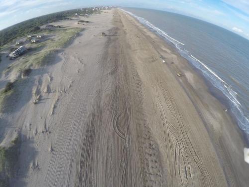 una vista aérea de una playa de arena junto al océano en Marina de las Pampas en Mar de las Pampas