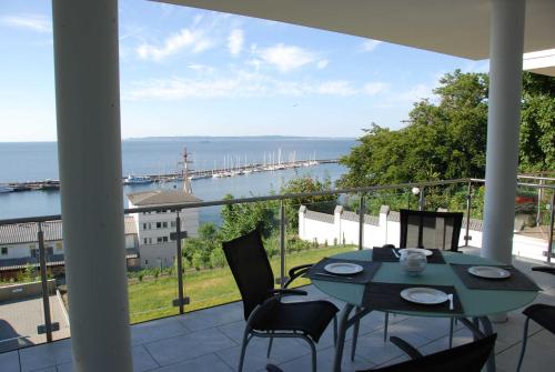 ザスニッツにあるVilla Friede_Marie_ App_ Arianeのテーブルと椅子、海の景色を望むバルコニー