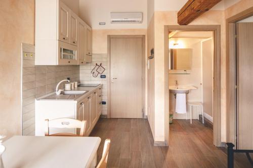 una piccola cucina con un lavello e un bancone di Agriturismo Miralbello a San Lorenzo in Campo