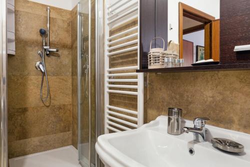 RagalnaにあるVilla Giovannaの洗面台とシャワー付きのバスルーム
