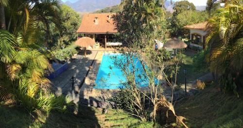 Kolam renang di atau dekat dengan Suites em meio a Mata Atlântica