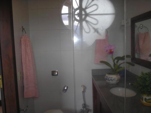 Bilik mandi di Suites em meio a Mata Atlântica