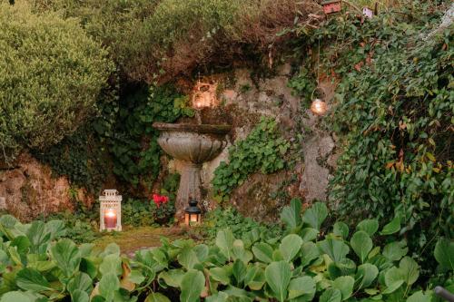 a garden with a fountain with lights on it at Bellagio Les Etoiles in Bellagio