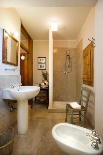 a bathroom with a sink and a shower at Casa nel cuore del prosecco in Valdobbiadene