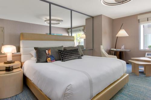 a bedroom with a large white bed in a room at Hotel Zoe Fisherman's Wharf in San Francisco