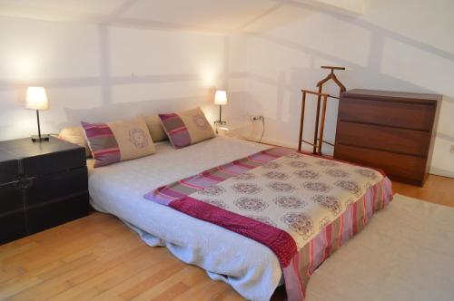 アジャクシオにあるStudio loft avec terrasse centre historiqueのベッドルーム1室(ドレッサー、ランプ2つ付)