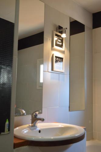 une salle de bain avec un lavabo et un miroir dans l'établissement Studio loft avec terrasse centre historique, à Ajaccio