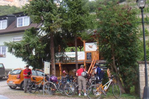 a group of people standing in front of a house with bikes at Landhotel Weingut Schulze in Freyburg