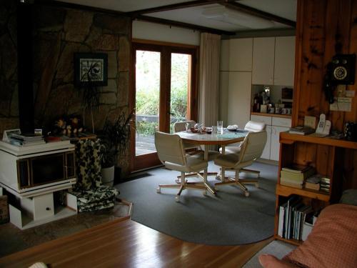 een keuken met een tafel en stoelen in een kamer bij Alaska Chalet Bed & Breakfast in Eagle River