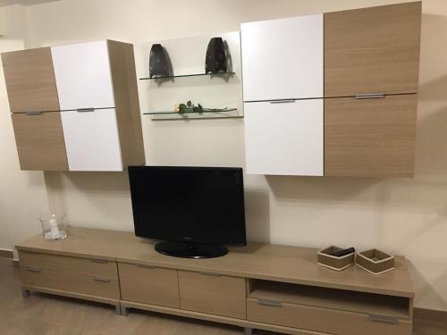 biurko z telewizorem i białymi szafkami w obiekcie Estudio Torre del Mar w mieście Torre del Mar
