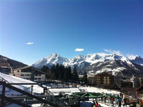 a view of a snow covered mountain in a city at Appartamento Clotes Sauze d Oulx vicino le piste in Sauze dʼOulx