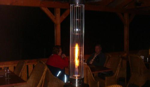 a man and a woman sitting at a table with a lamp at Landhotel Weingut Schulze in Freyburg