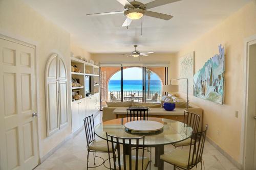 una sala da pranzo e una cucina con tavolo e sedie di Condominios Brisa - Ocean Front a Cabo San Lucas
