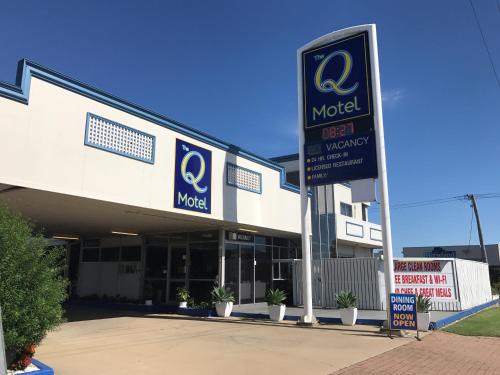 a motel sign in front of a building at The Q Motel Rockhampton in Rockhampton