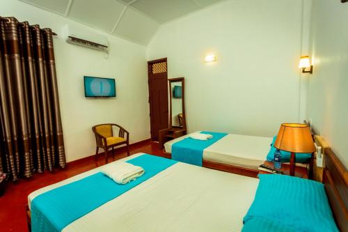 เตียงในห้องที่ Dayanithi Guest House