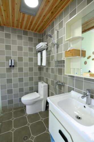 a bathroom with a toilet and a sink at Peace Inn The Leshan Giant Buddha Branch in Leshan
