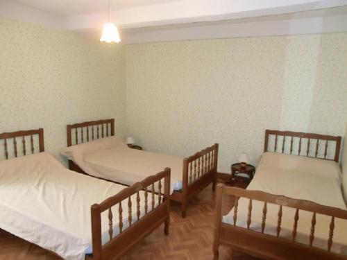 een kamer met drie bedden in een kamer bij Lou Filadour 1ère Etage 5 personnes in Jausiers
