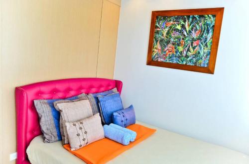Postel nebo postele na pokoji v ubytování Son's Condo SMDC Wind Tagaytay
