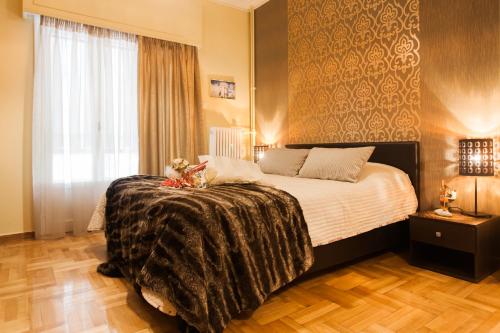 アテネにあるPractical-Luxury Safe Private Apartment close to Acropolisのベッドルーム1室(毛布付きのベッド1台付)
