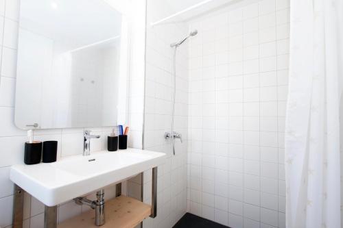 A bathroom at Casesambaire
