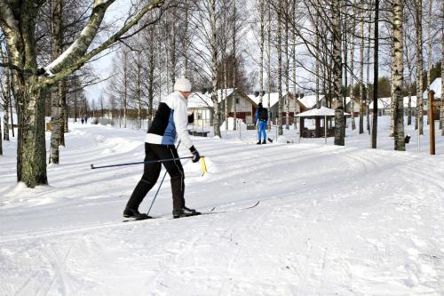 a person is cross country skiing in the snow at Holiday Linnunlahti in Joensuu
