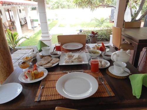 Centurion Resort في هارابانا: طاولة خشبية عليها أطباق طعام