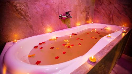 Amunumulla的住宿－奧斯林克酒店，浴缸内有蜡烛和心灵