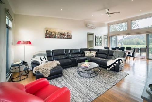 Χώρος καθιστικού στο Hemley House Luxury in Halls Gap