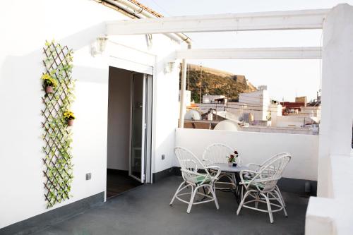 patio con mesa y sillas en el balcón en StayAlicante en Alicante