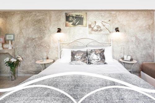 Una cama o camas en una habitación de Asprolithos Studios