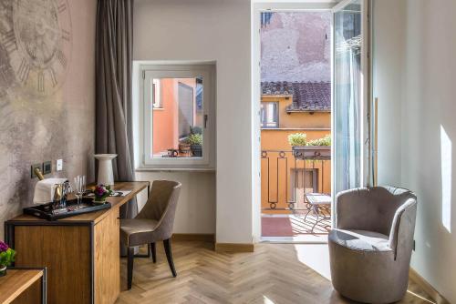 uma sala de estar com uma mesa e cadeiras e uma varanda em Navona Essence Hotel em Roma