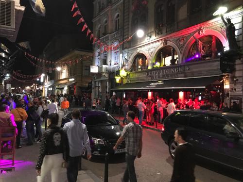 tłum ludzi idących nocą ulicą w obiekcie Apartments Aida w Sarajewie