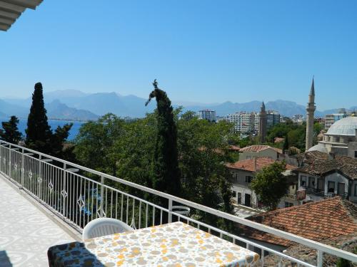uma varanda com uma mesa e vista para a cidade em Sunrise Hotel em Antalya