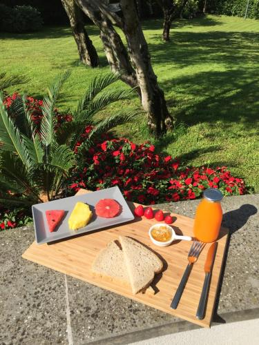 a picnic table with a plate of bread and fruit at Villa Kinzica in Sale Marasino