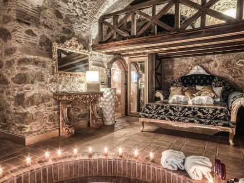 ein Schlafzimmer mit einem Bett mit Kerzen darin in der Unterkunft Solar Antigo Luxury Spa Coimbra in Coimbra