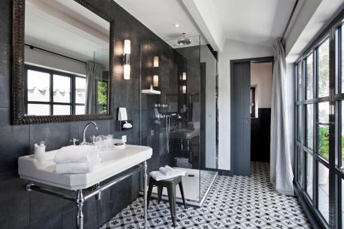 a bathroom with a sink and a mirror at Auberge de Banne in Banne