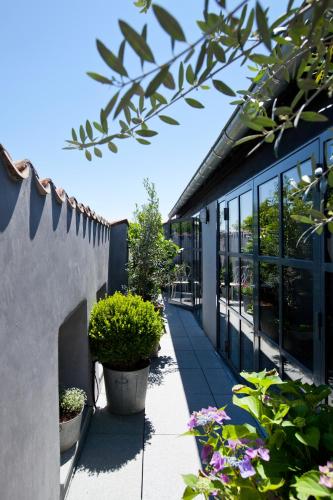 a building with plants on the side of it at Auberge de Banne in Banne