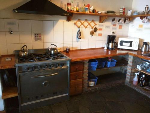 Ett kök eller pentry på Bariloche Hostel