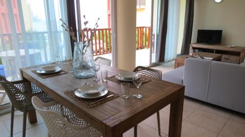 TV a/nebo společenská místnost v ubytování Palapa Beach Resort Curacao