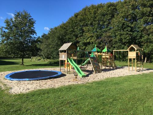 un parco giochi con scivolo e playset di Hestkær Family Rooms Summer Camp a Krogager