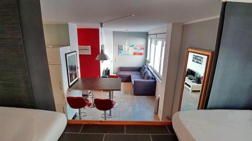 pokój z kuchnią i salonem w obiekcie Apartment Christian w Kolonii