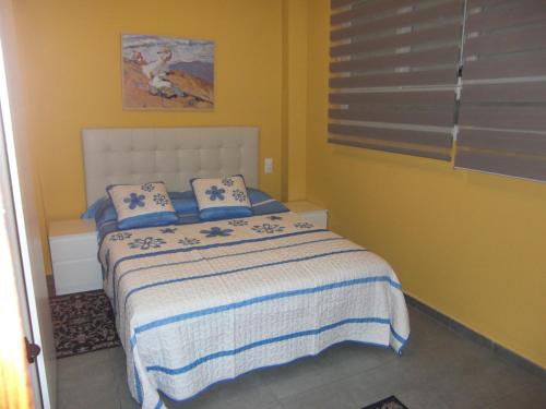 1 dormitorio con 1 cama con sábanas azules y blancas en A.T. Altamira 15, en Bilbao