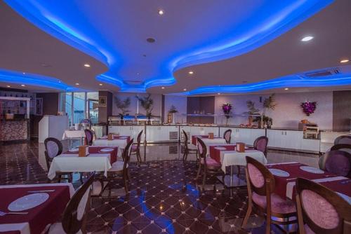 Un restaurante u otro lugar para comer en Ocean Blue High Class Hotel & SPA