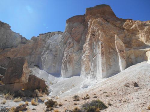 a rocky mountain in the middle of a desert at Balcon de Antares in Uspallata