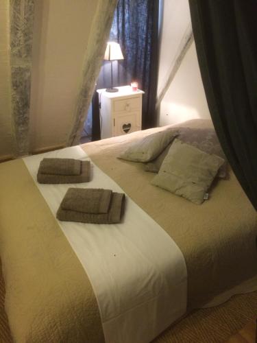 サルラ・ラ・カネダにあるAppartement de charme centre historique Sarlatの大きな白いベッド(タオル2枚付)